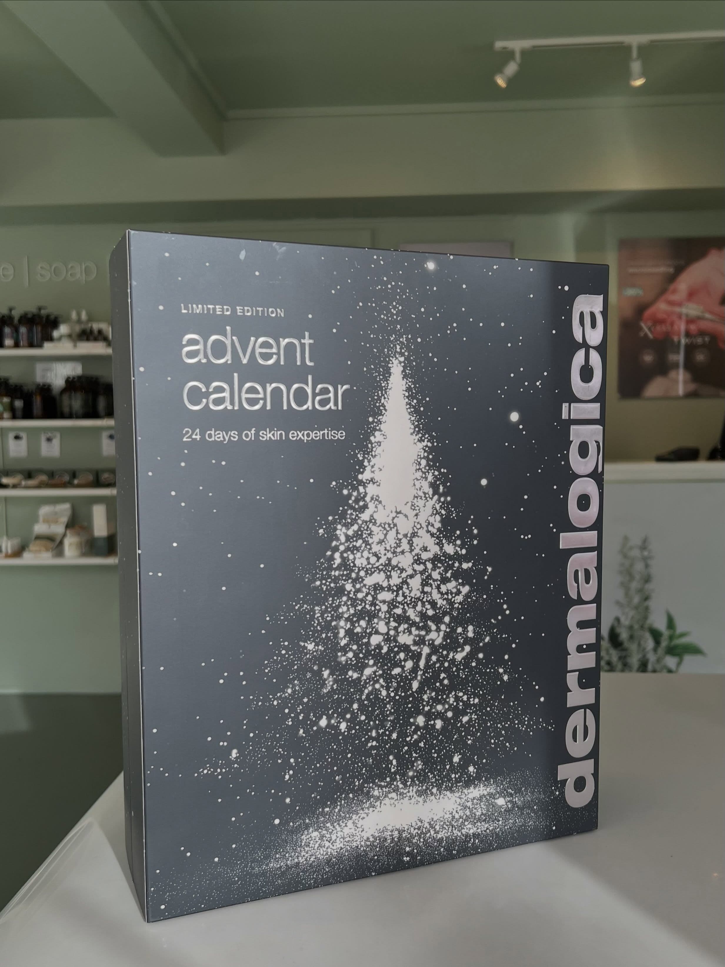 Her er årets julekalender fra dermalogica🤩 24 luker med eksklusive produkter med både nyheter og gamle klassikere✨ …