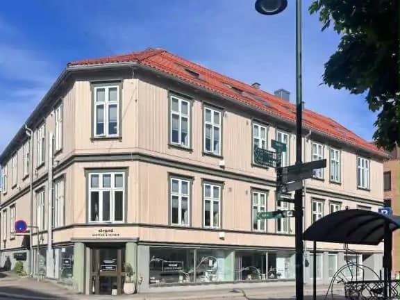 Hjørnebygården i Storgaten 19b i Tønsberg, med Strand Hudpleie sitt skilt over inngangen i første etasje.